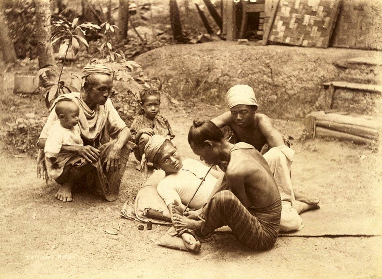Een Shan-man die wordt getatoeëerd, 1890 door English School