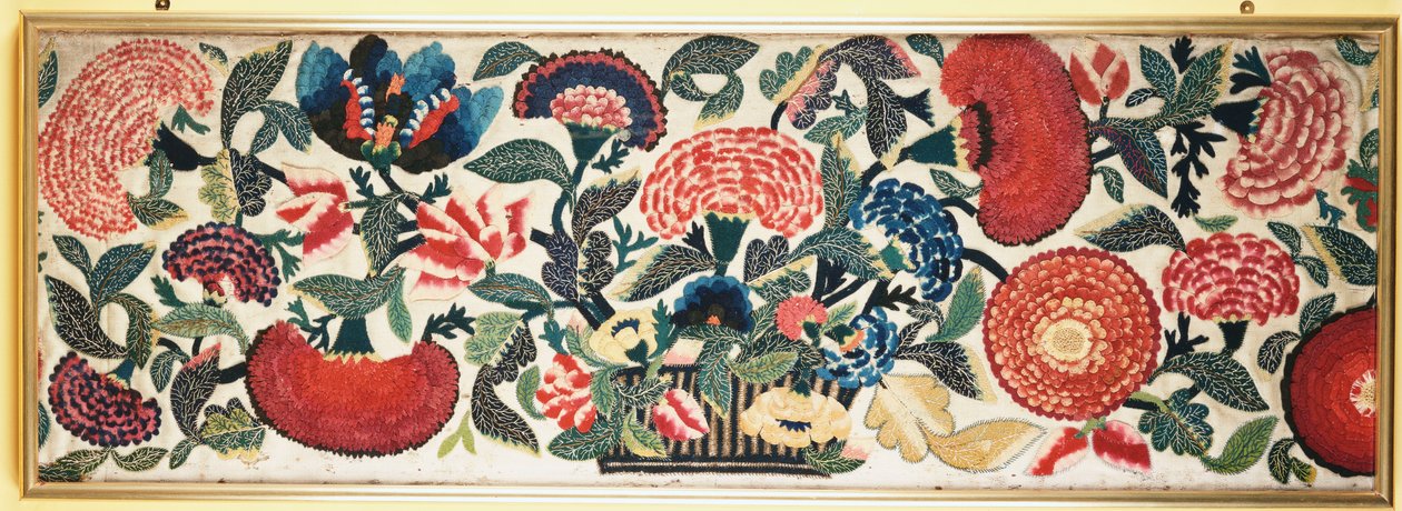 Een vilt- en applicatiepaneel met geborduurde zijden accenten die anjers, tulpen en andere bloemen uit een mand tegen een ivoorkleurige wollen achtergrond uitbeelden, c.1730-40 door English School
