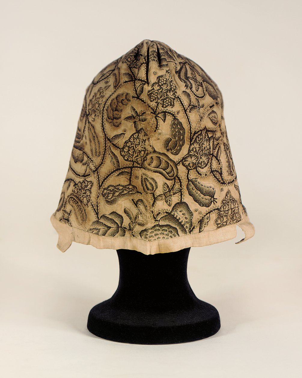 Een fijne blackwork coif, 1620-40 door English School