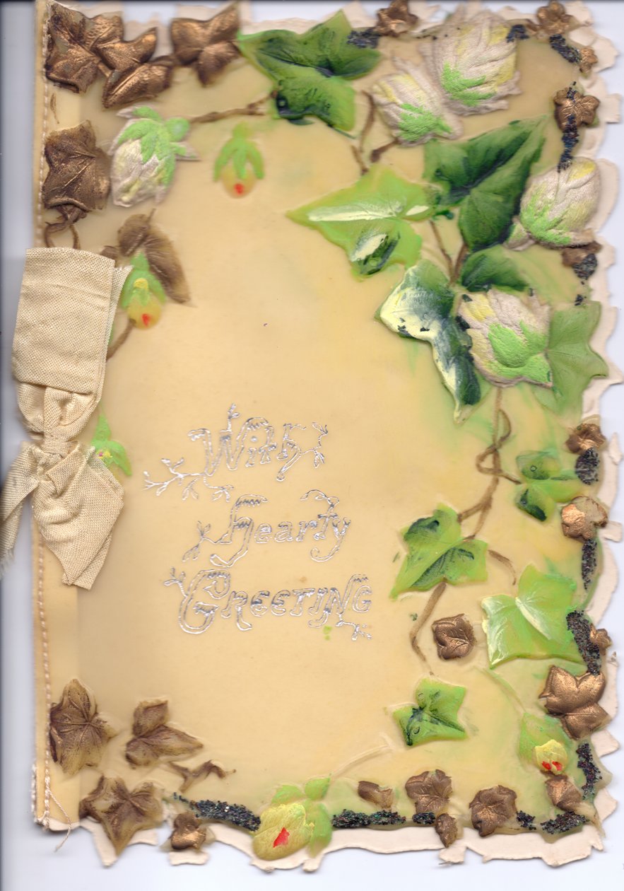 Een wenskaart gemaakt van plastic met goud en groen reliëfklimop en een beige strik, circa 1910 door English School
