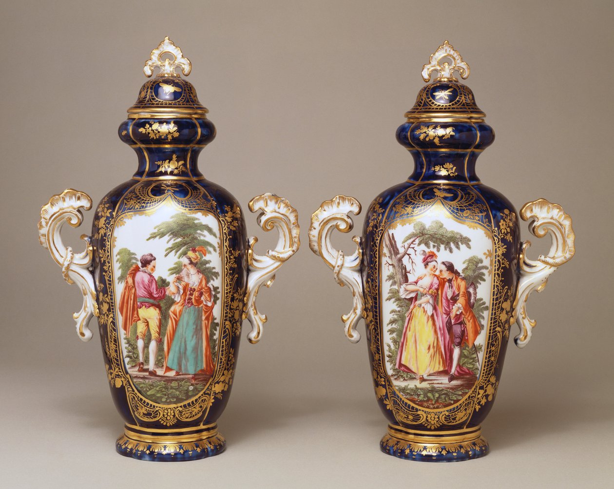 Een paar Chelsea blauwe grond lobvormige taps toelopende oviforme vazen en deksels met geliefden tussen bomen, ca. 1765 door English School