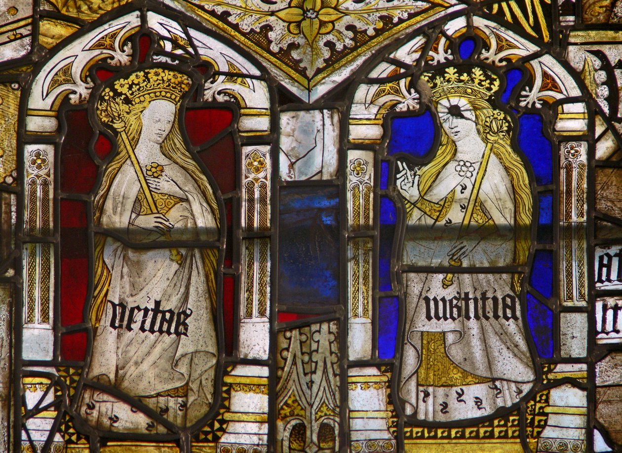 Een paneel in het oostelijke raam met de Kardinale Deugden: Waarheid (Veritas) en Gerechtigheid (Iustitia) door English School