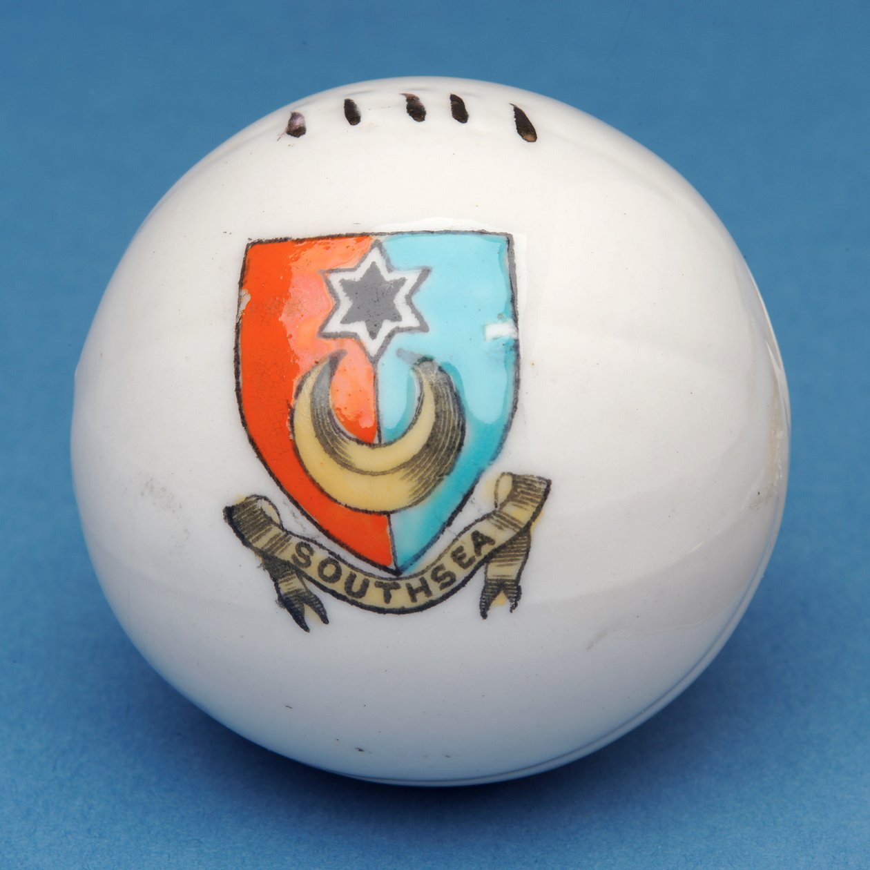 Amoriaal souvenir miniatuurvoetbal met transfer van het Southsea wapen door English School