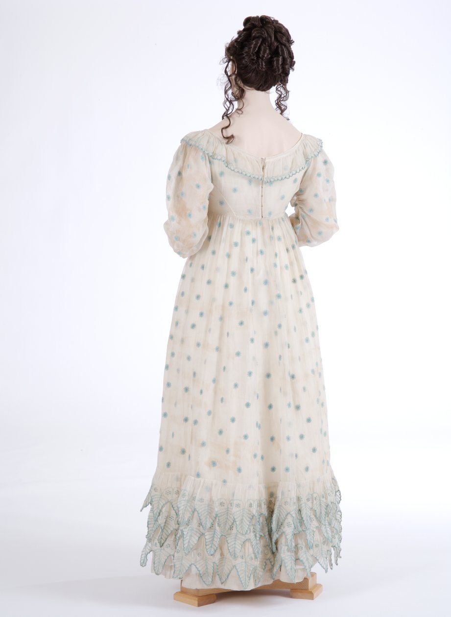 Achteraanzicht van een dagjurk, ca. 1815 (katoenen mousseline geborduurd met blauwe wol) door English School