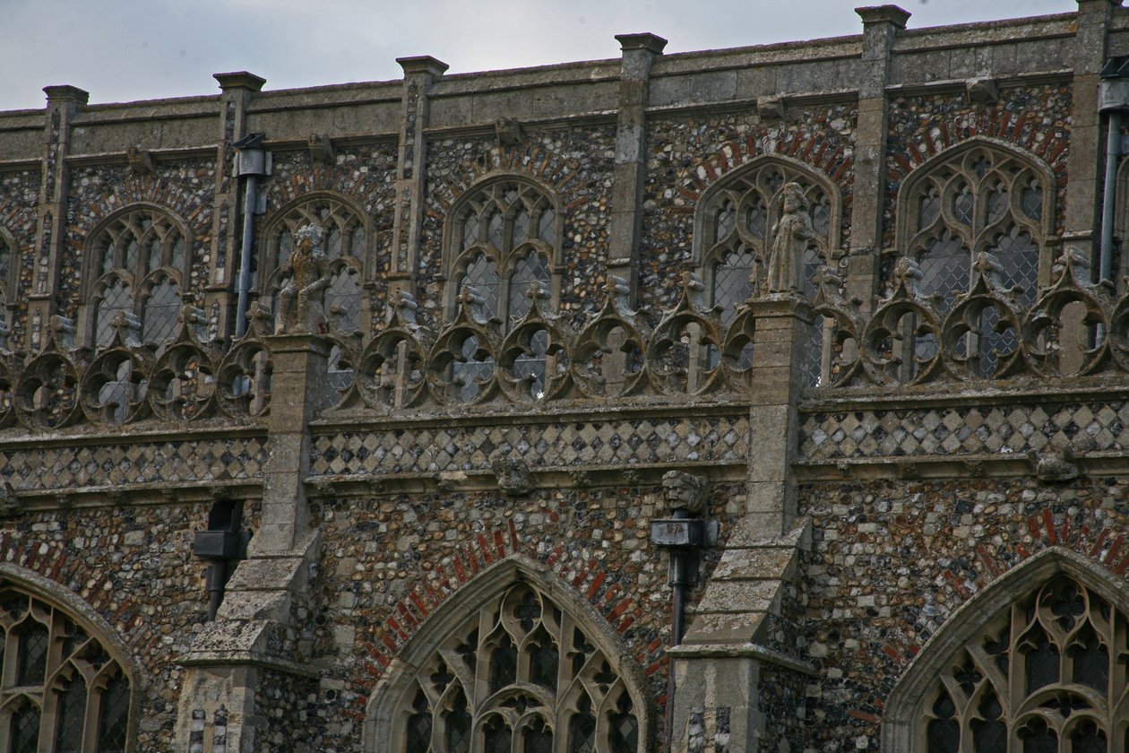 Met een detail aan de zuidkant van de kerk door English School