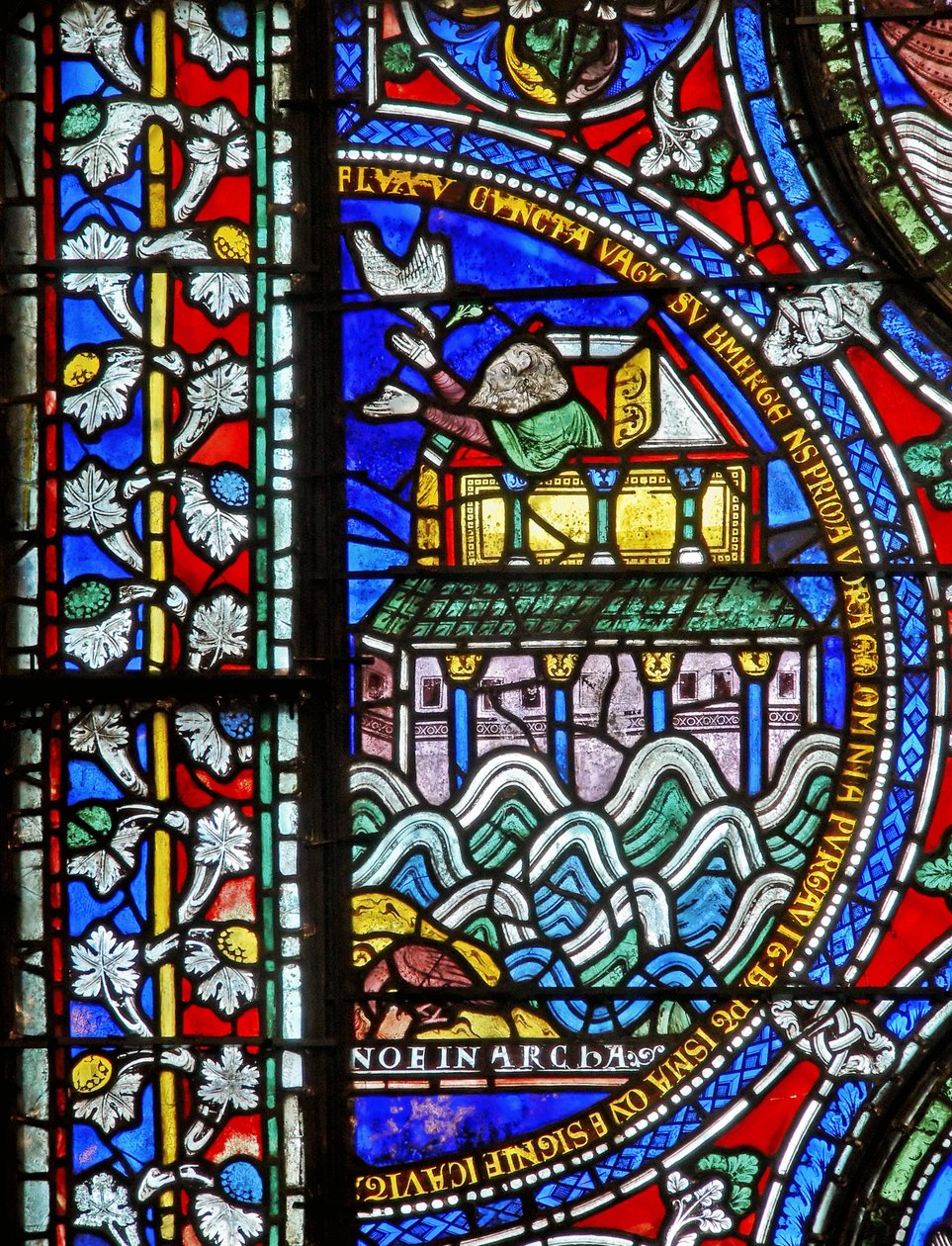 Detail van een van de Bijbelramen met Noach die de duif bij de ark verwelkomt door English School
