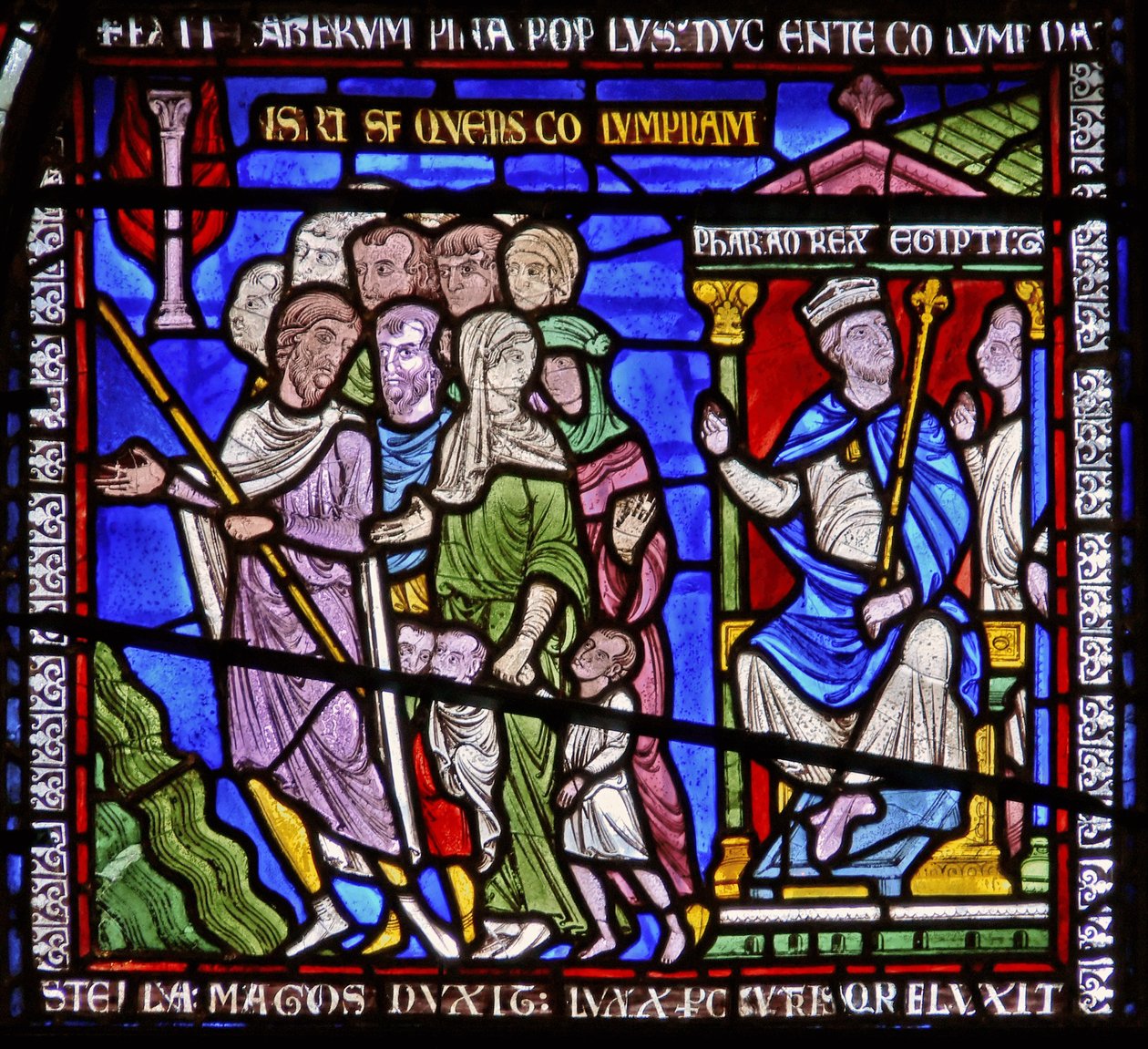Detail van een van de Bijbelramen met de farao die de Israëlieten bekijkt door English School