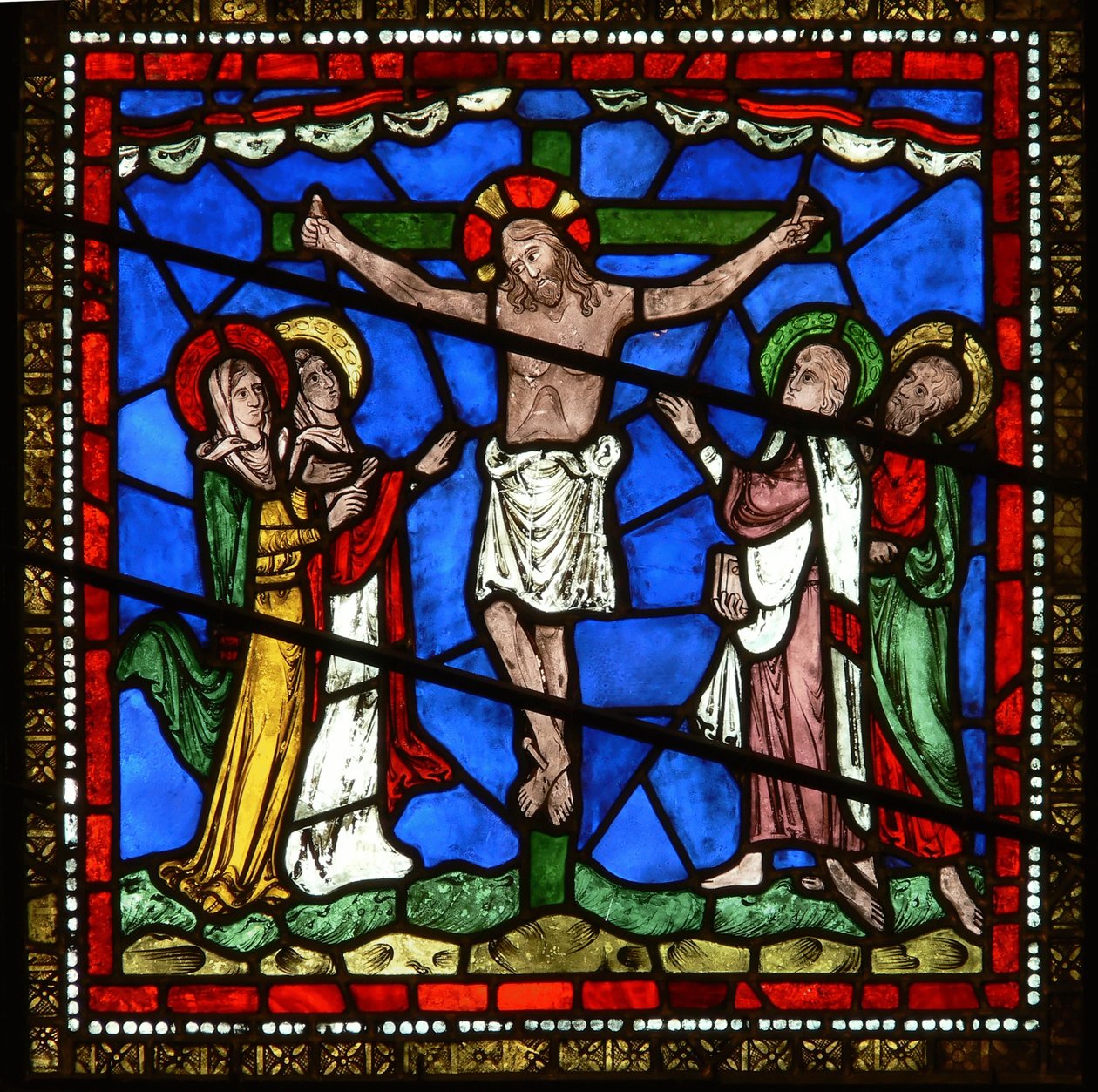 Detail uit het oostelijke raam van de Trinity Chapel met de Kruisiging door English School