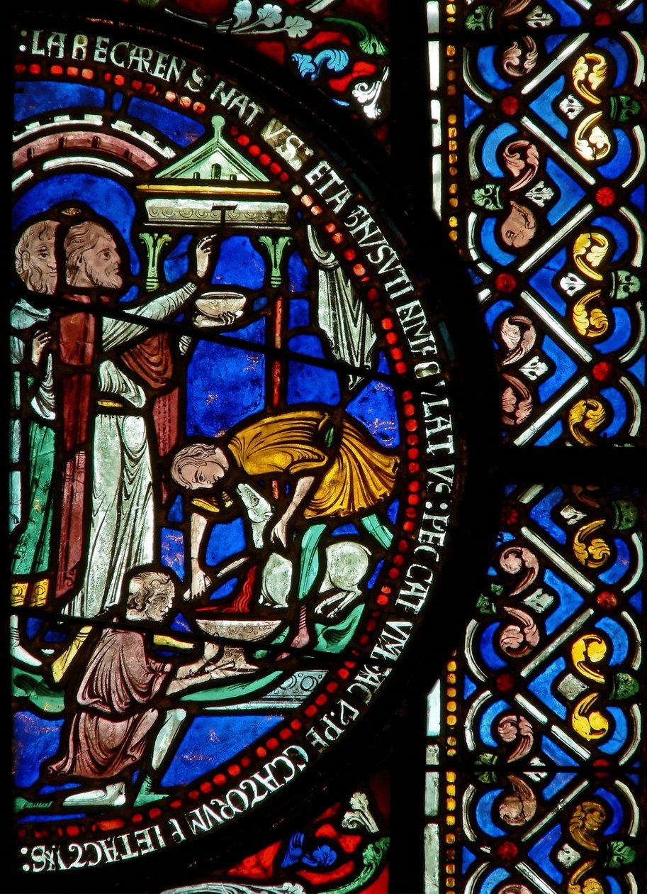 Detail uit het oostelijke raam van de Trinity Chapel met het Pascha en het Tau-teken door English School