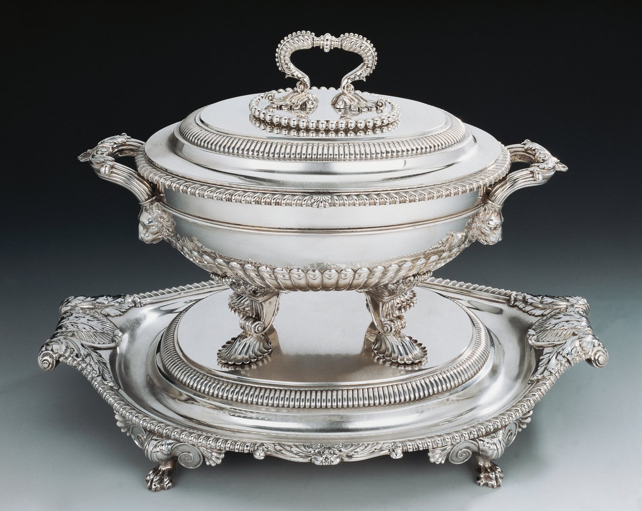 Zilveren terrine in George III-stijl met dienblad door English School