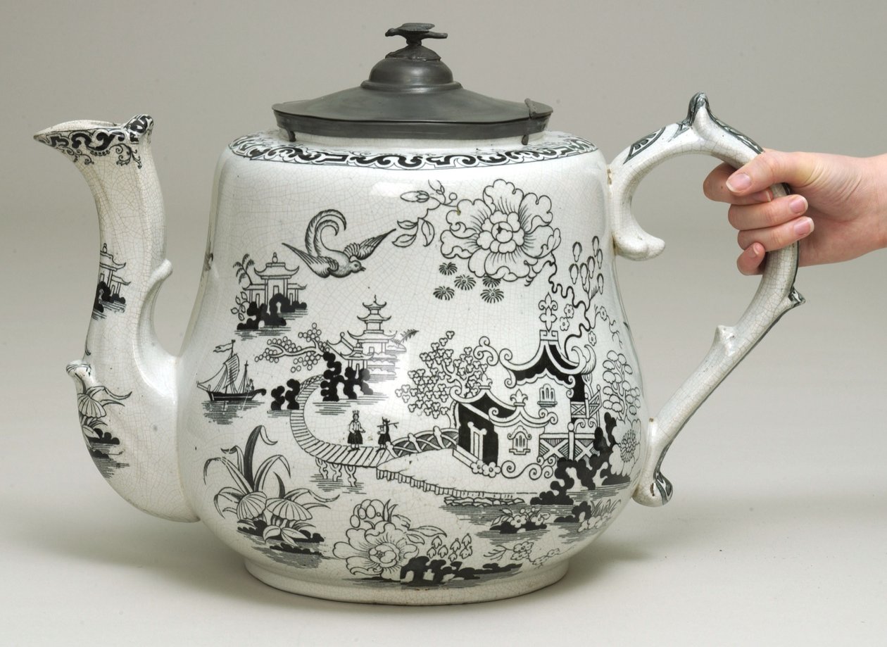 Reusachtige theepot met zwart transferontwerp door English School
