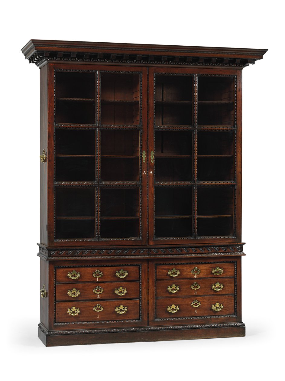 Een van een paar George II bibliotheekboekenkasten, ca. 1750 door English School