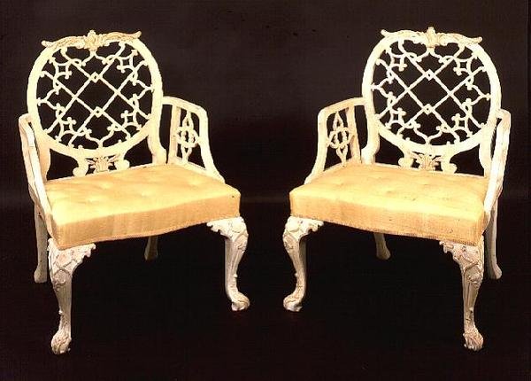 Paar beschilderde en gesneden armstoelen, George III, eind 18e eeuw door English School