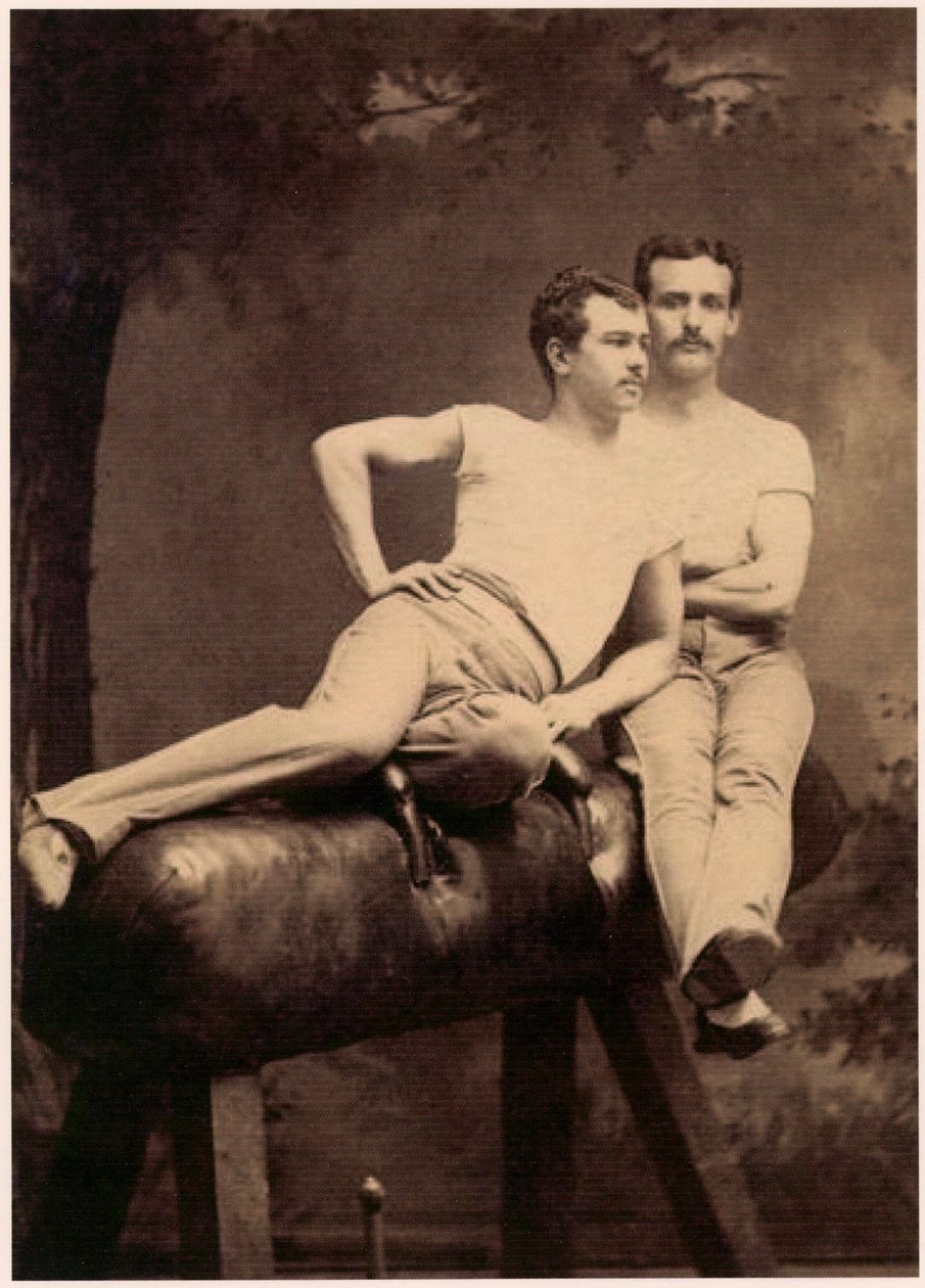 Portret van twee gymnasten die poseren op een paard met bogen ca. 1899 door English School