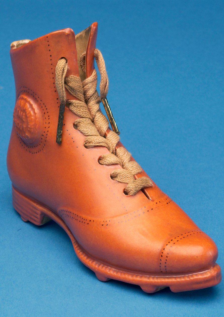 Replica voetbalschoen met veters gemarkeerd met het Stevens patent door English School