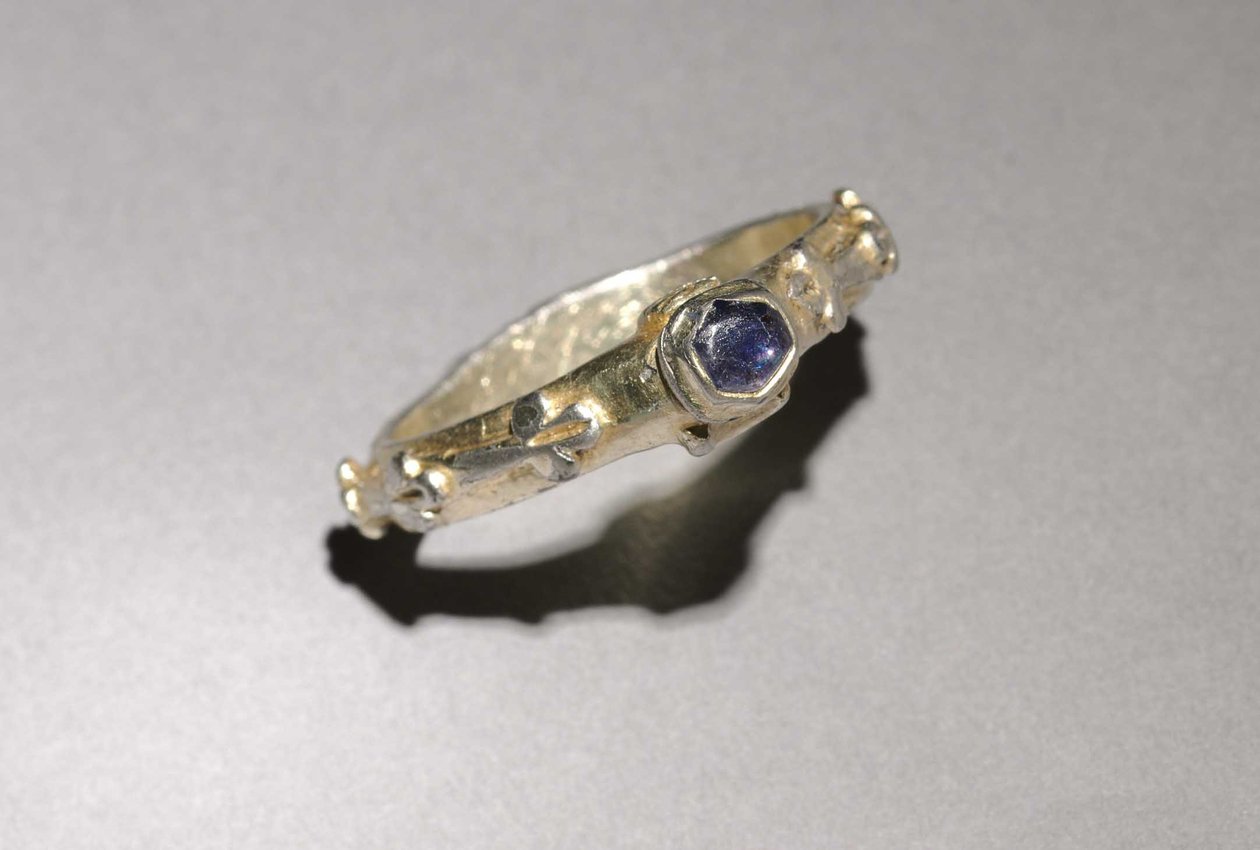 Ring, 1300s door English School
