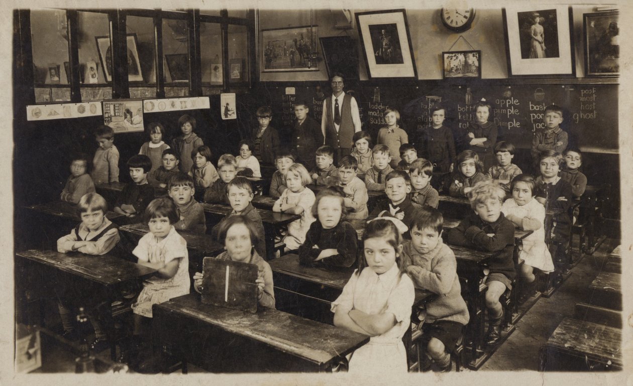 Schoolkinderen in hun klaslokaal (z/w foto) door English School
