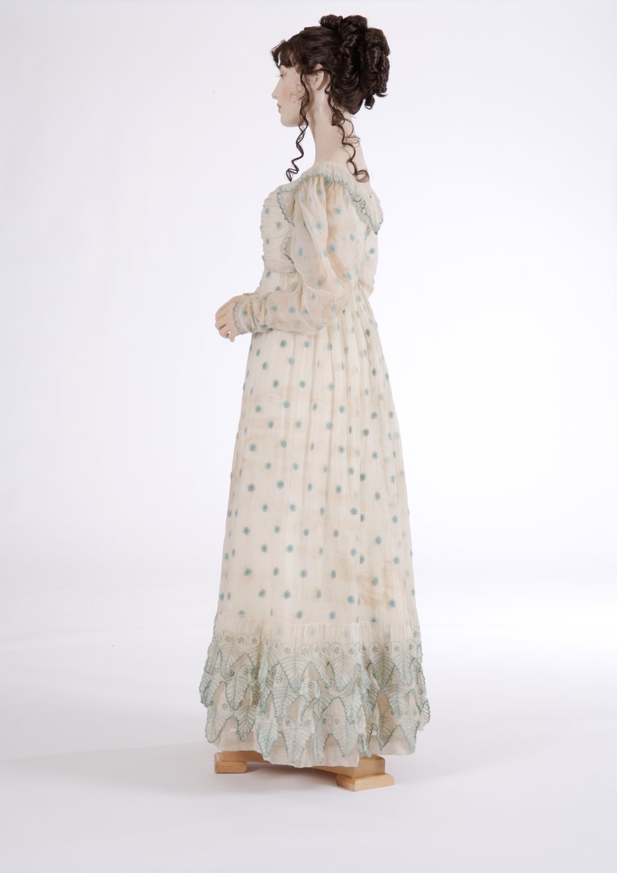 Zijaanzicht van een dagjurk, ca. 1815 (katoenen mousseline geborduurd met blauwe wol) door English School