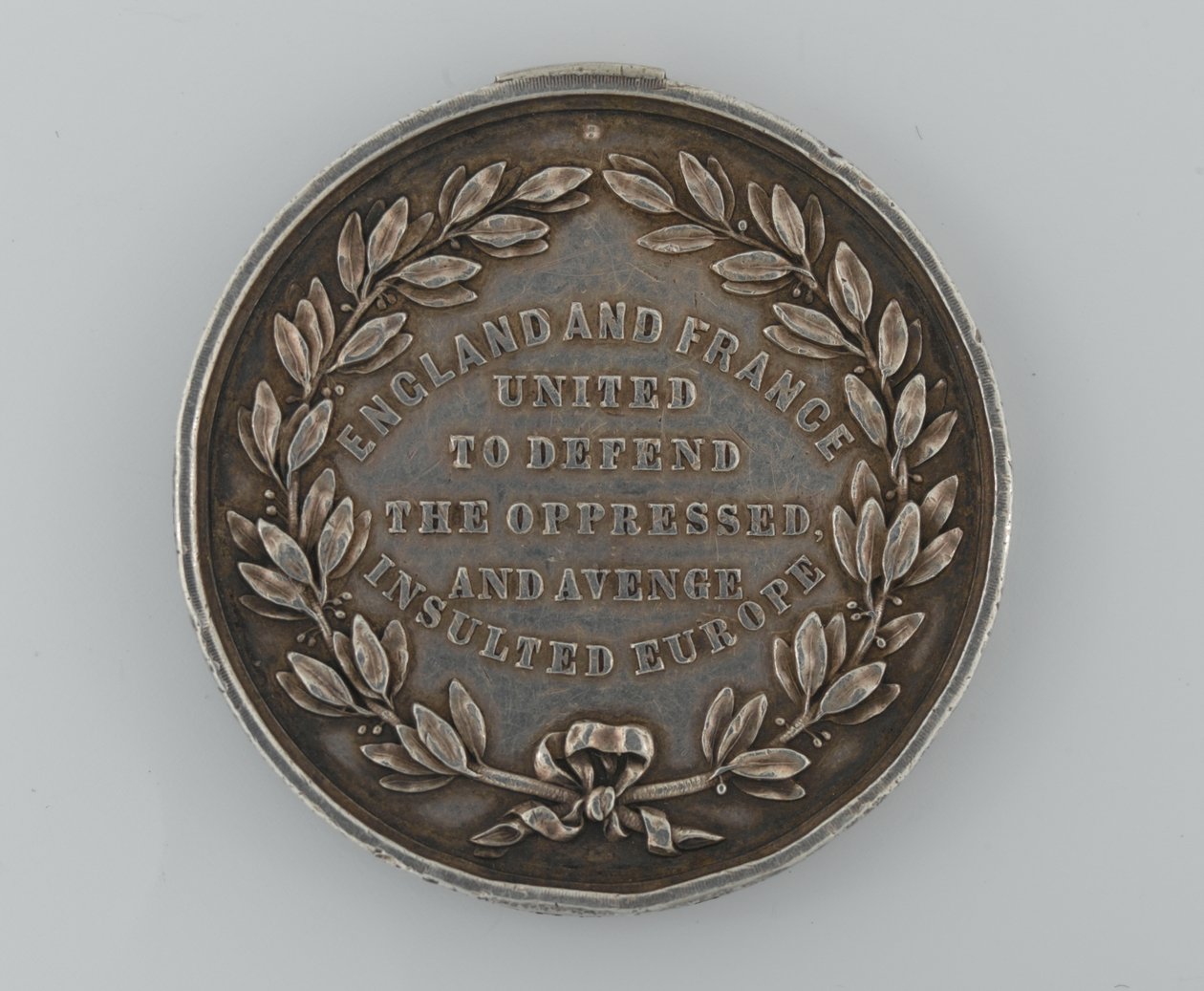 Zilveren Patriotic Fund-medaille ter herdenking van de alliantie tussen Engeland en Frankrijk 1854, uitgereikt door de burgemeester van Dover, 1855 door English School