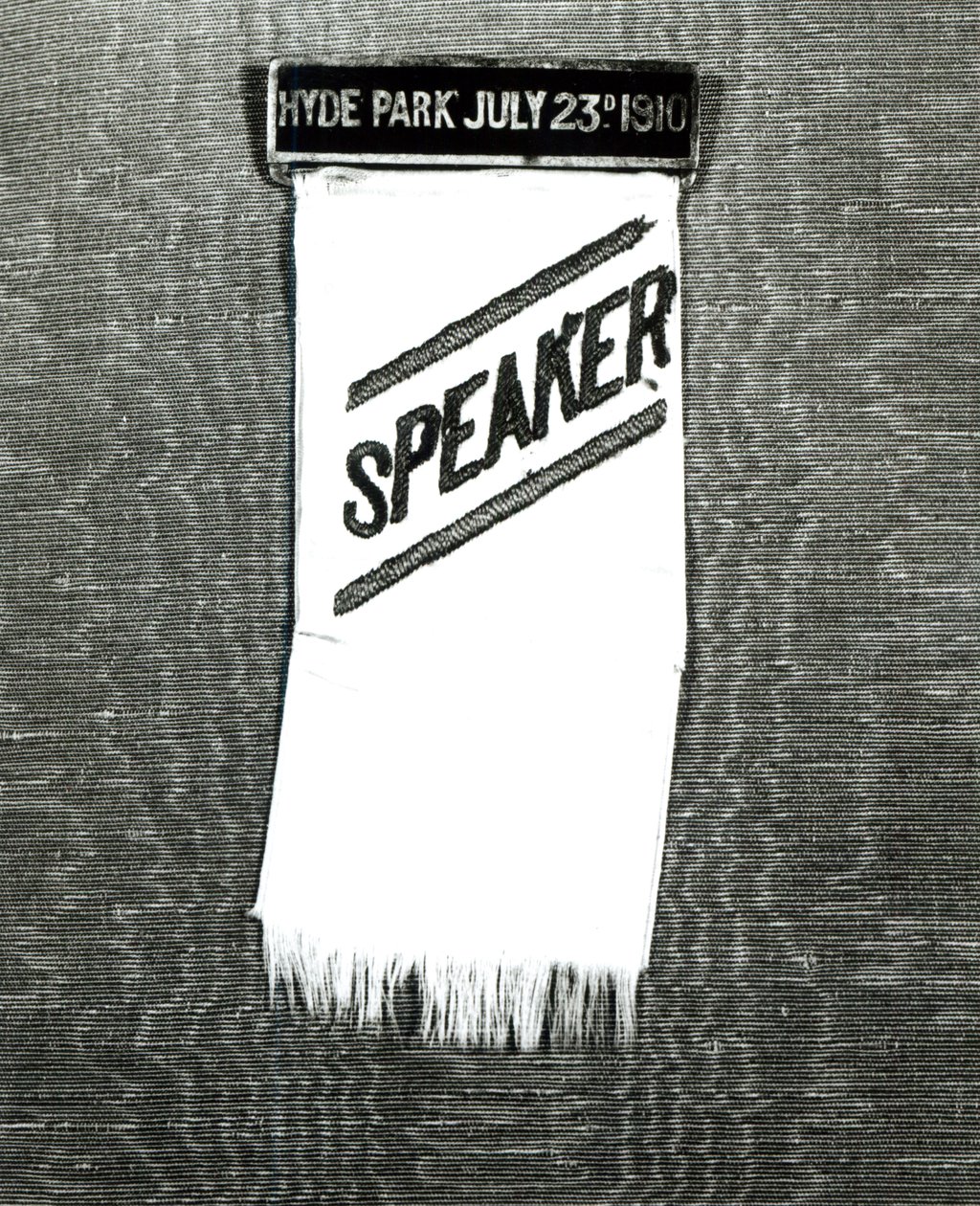Sprekersbadge voor de Suffragette-bijeenkomst in Hyde Park, 23 juli 1910 (geborduurde zijde en metaal) door English School