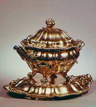 Terrine, meloenvormig, met granaatappelknop, aangebrachte gegroefde rand en bladachtige handvatten, door Garrards, Londen, 1847 door English School
