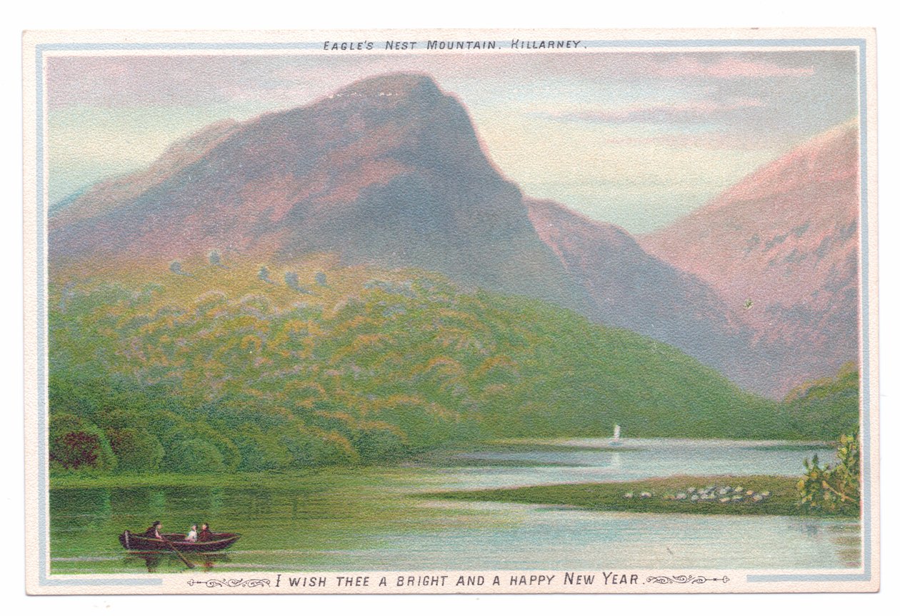 Victoriaanse nieuwjaarskaart van drie mensen in een roeiboot op een meer nabij bossen en bergen, ca. 1880 door English School