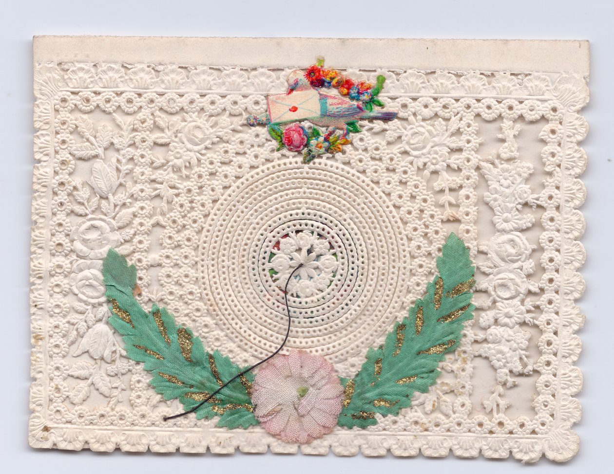 Victoriaanse bijenkorf wenskaart met een duif die een envelop vasthoudt, c.1880 door English School