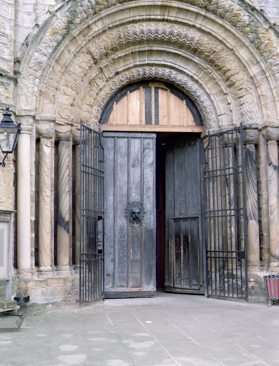 Zicht op de Noorddeur van de Durham-kathedraal door English School