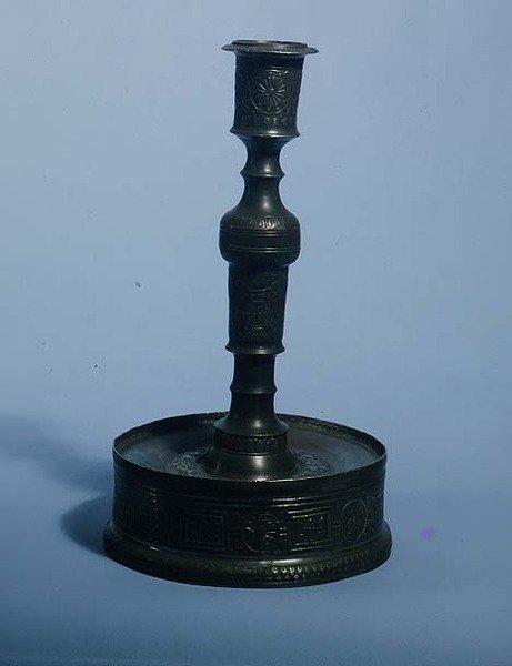 William Grainger kandelaar met reliëfdecoratie, gedateerd 1616 door English School