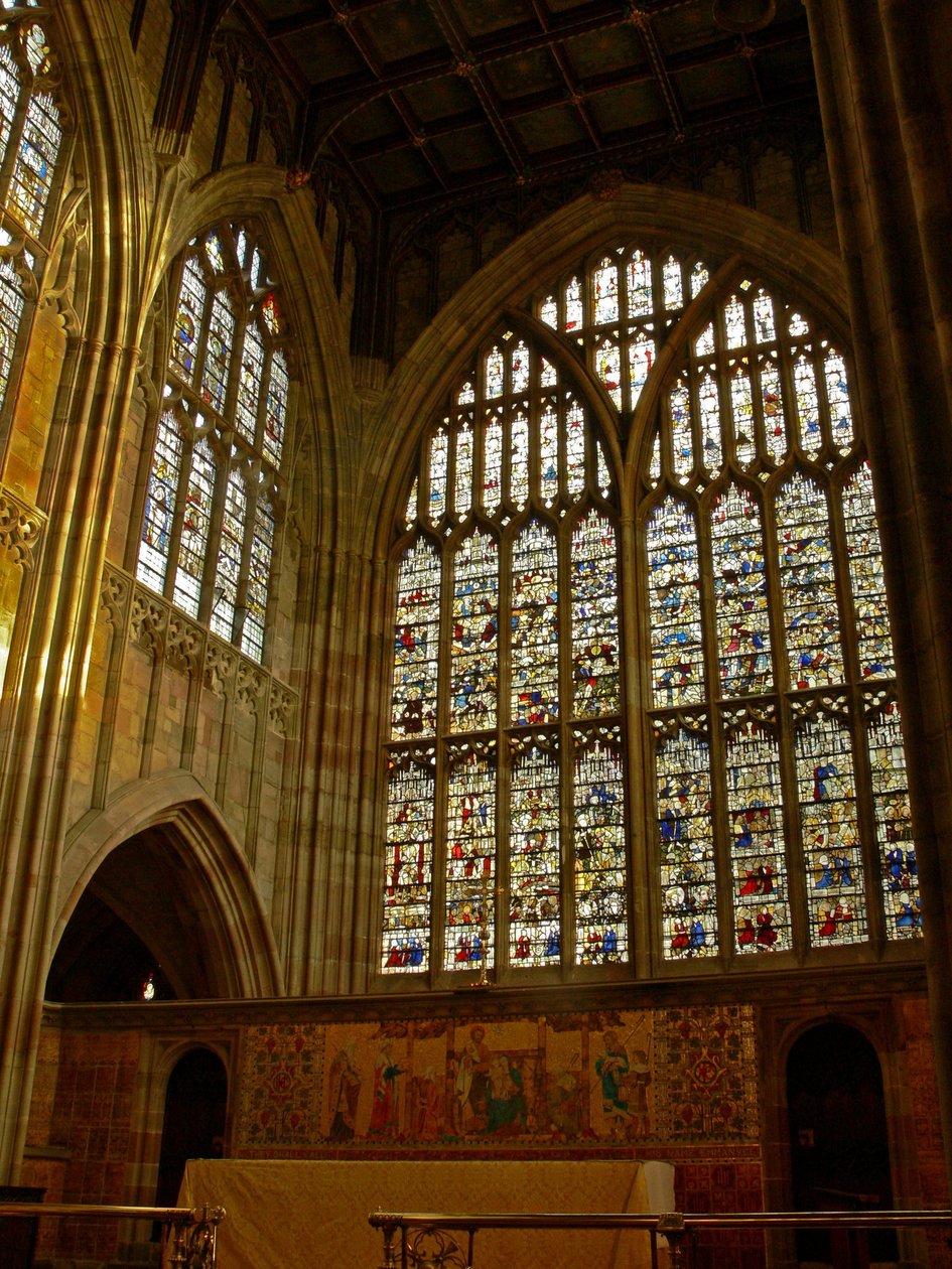 Raam met een uitzicht op de noordzijde van de kerk aan het oostelijke uiteinde door English School
