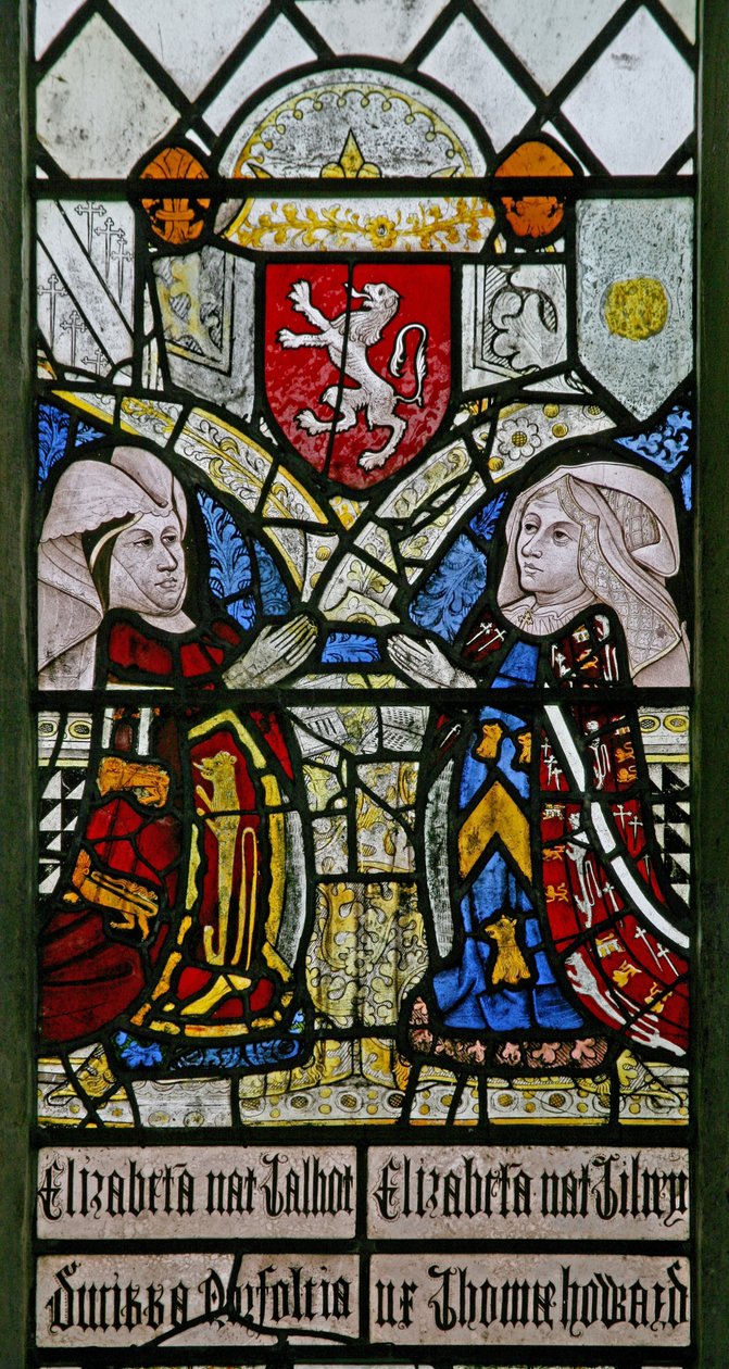 Raam w1 met Elizabeth Talbot, Hertogin van Norfolk en Elizabeth Tilney, Gravin van Surrey met het wapenschild van de Mowbray familie erboven door English School