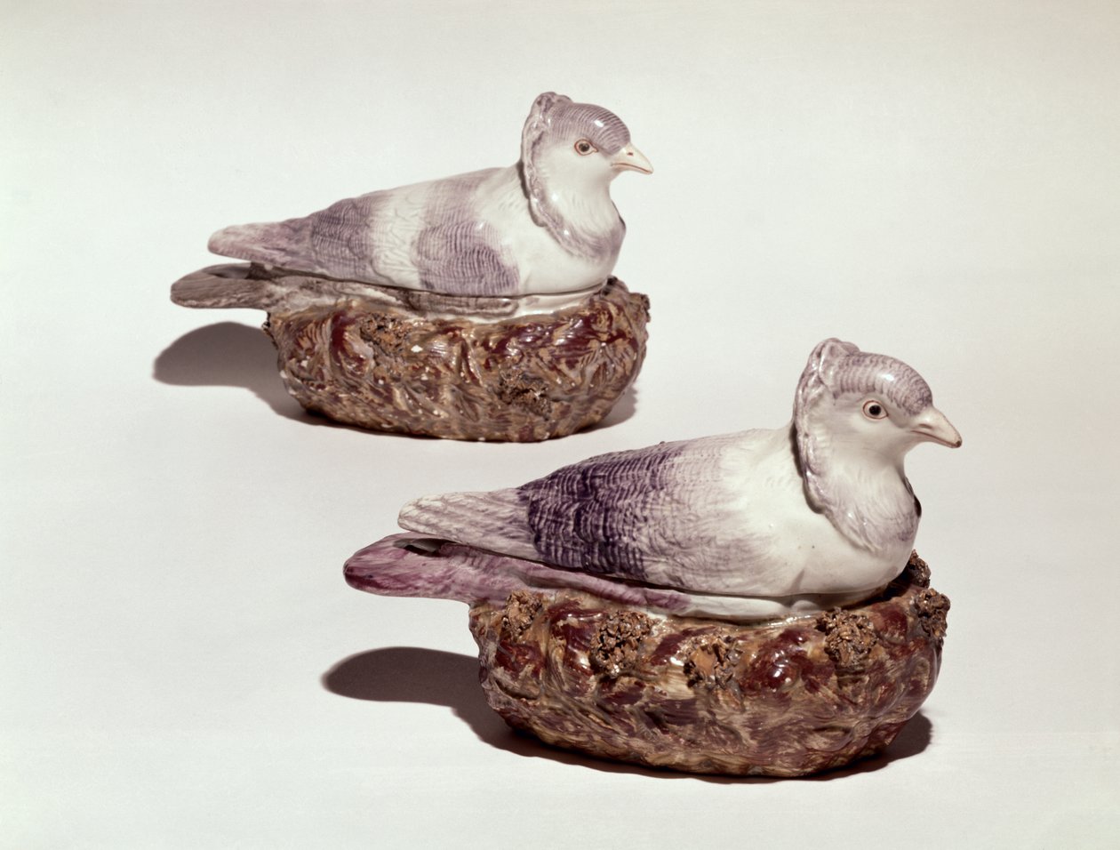 Paar Staffordshire aardewerk terrines in de vorm van duiven, c.1790 door Enoch Wood