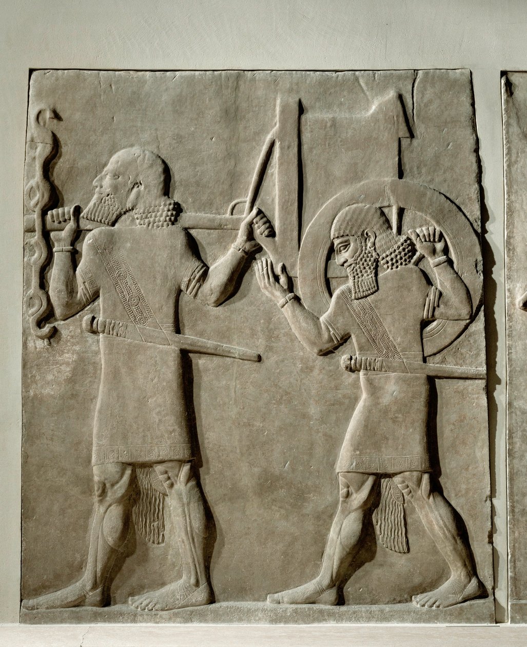 Bedienden dragen werktuigen voor de koninklijke jacht ... door Erich Lessing