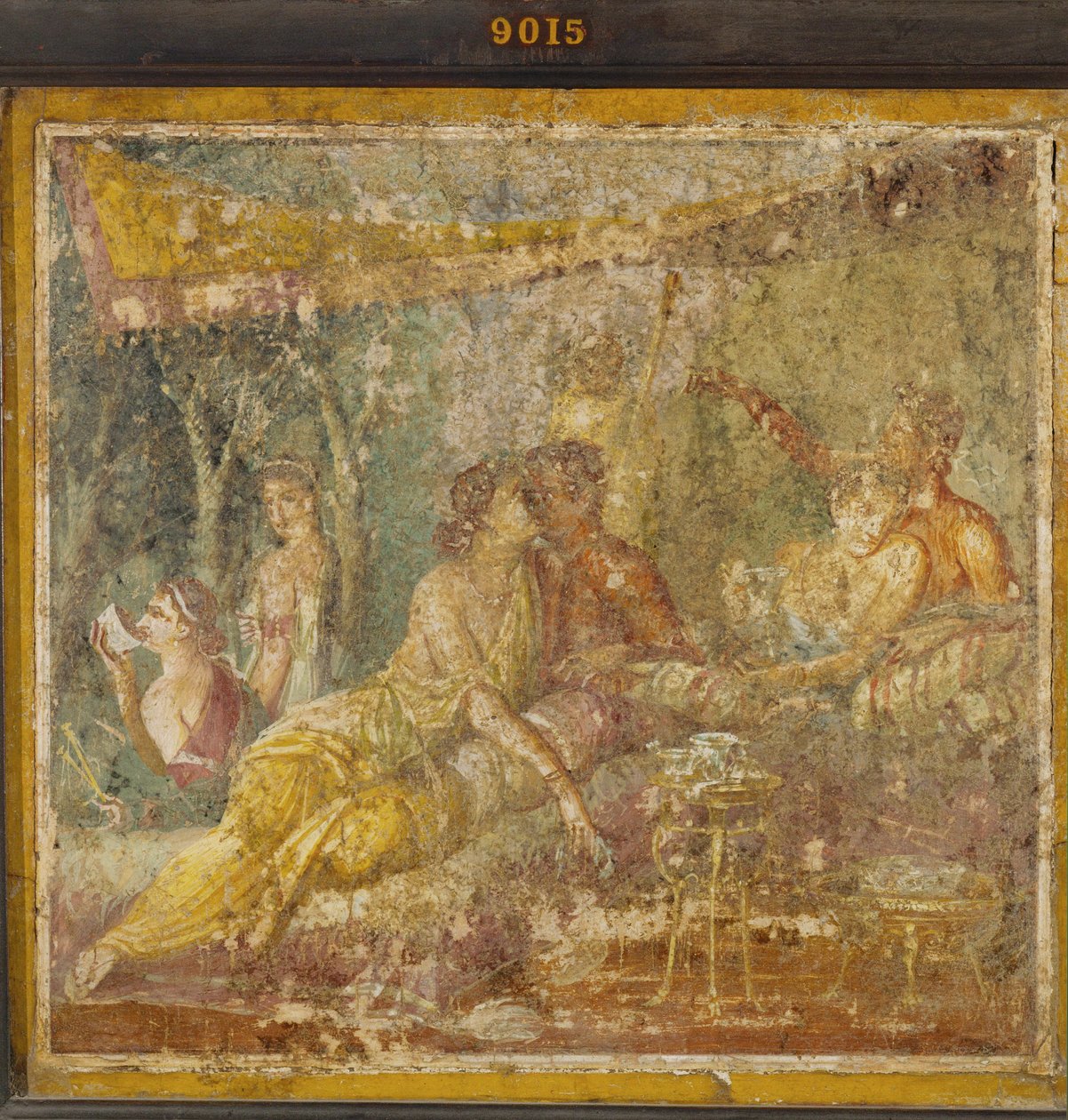 Twee koppels in een zomers triclimium door Erich Lessing