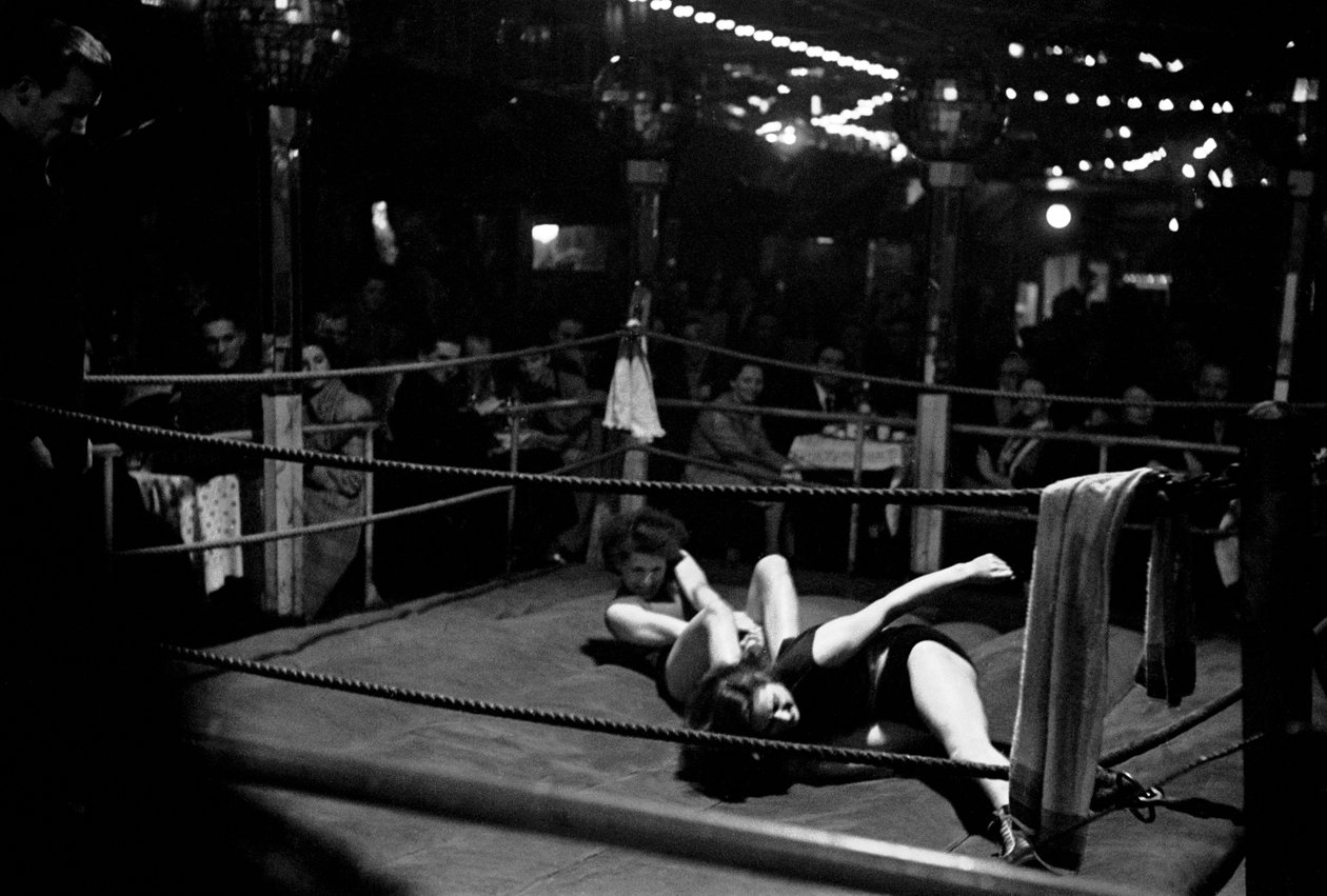 Vrouwen worstelen in de "Jungmuehle", Hamburg, Duitsland door Erich Lessing