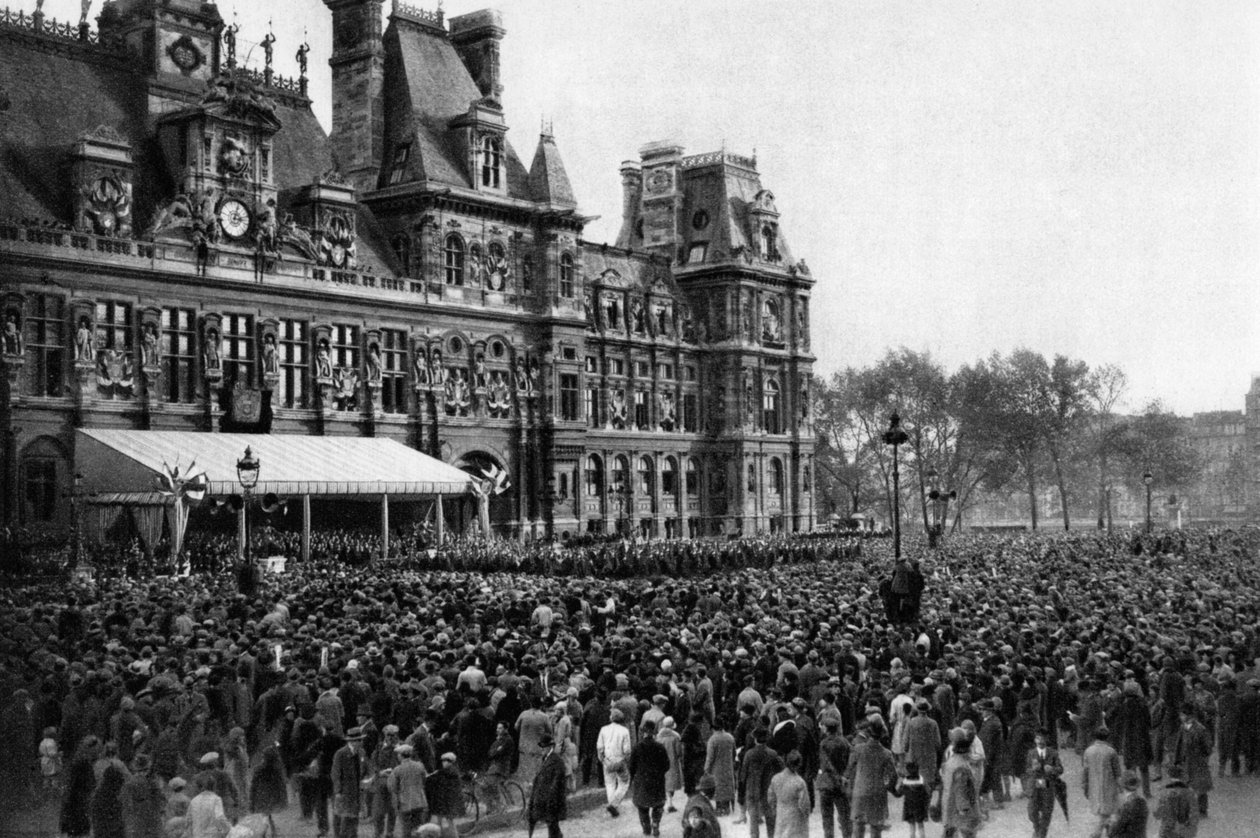 Menigte voor het stadhuis op een ontvangstdag, Parijs, 1931 door Ernest Flammarion