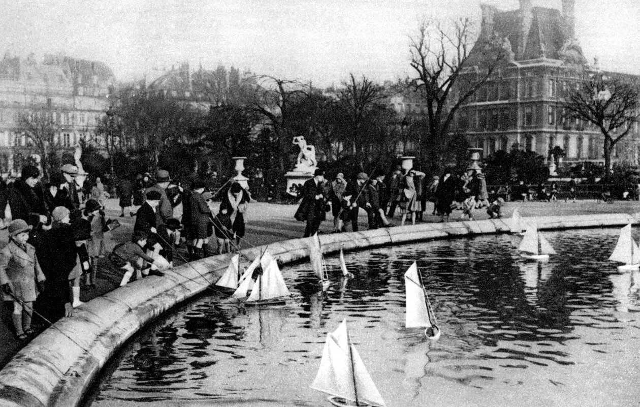 Speelgoedboten in de Tuilerieën, Parijs, 1931 door Ernest Flammarion