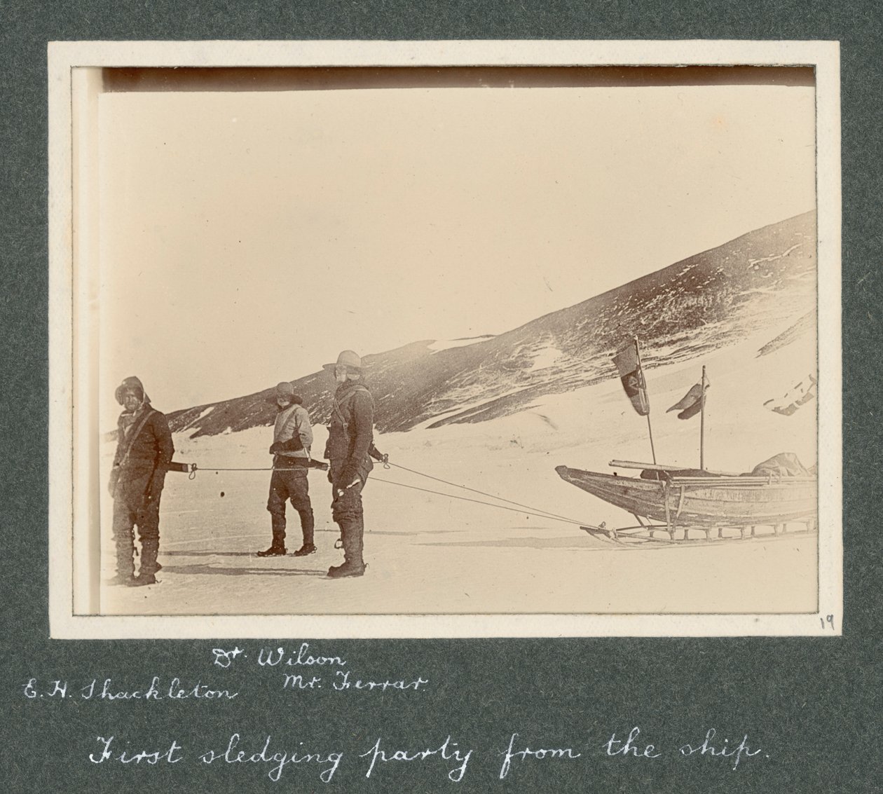 E H Shackleton, Dr. Edward Wilson en Mr. Hartley Ferrar (de Geoloog) in harnas voor de slee. Uit album van Sir Ernest Henry Shackleton getiteld National Antarctic Expedition (1901-1903) door Ernest Henry Shackleton