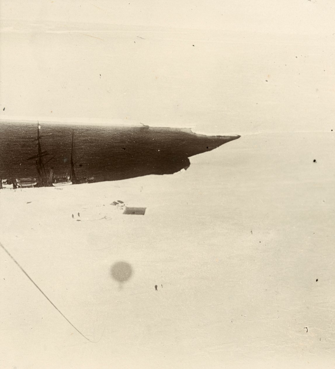 Kijkend naar beneden vanuit de ballon op het plateau. Uit album van Sir Ernest Henry Shackleton getiteld Nationale Antarctische Expeditie (1901-1903) door Ernest Henry Shackleton