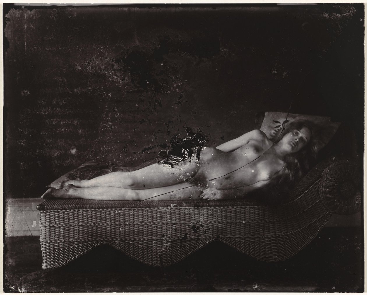 Vrouwelijk naakt op een chaise longue door Ernest James Bellocq