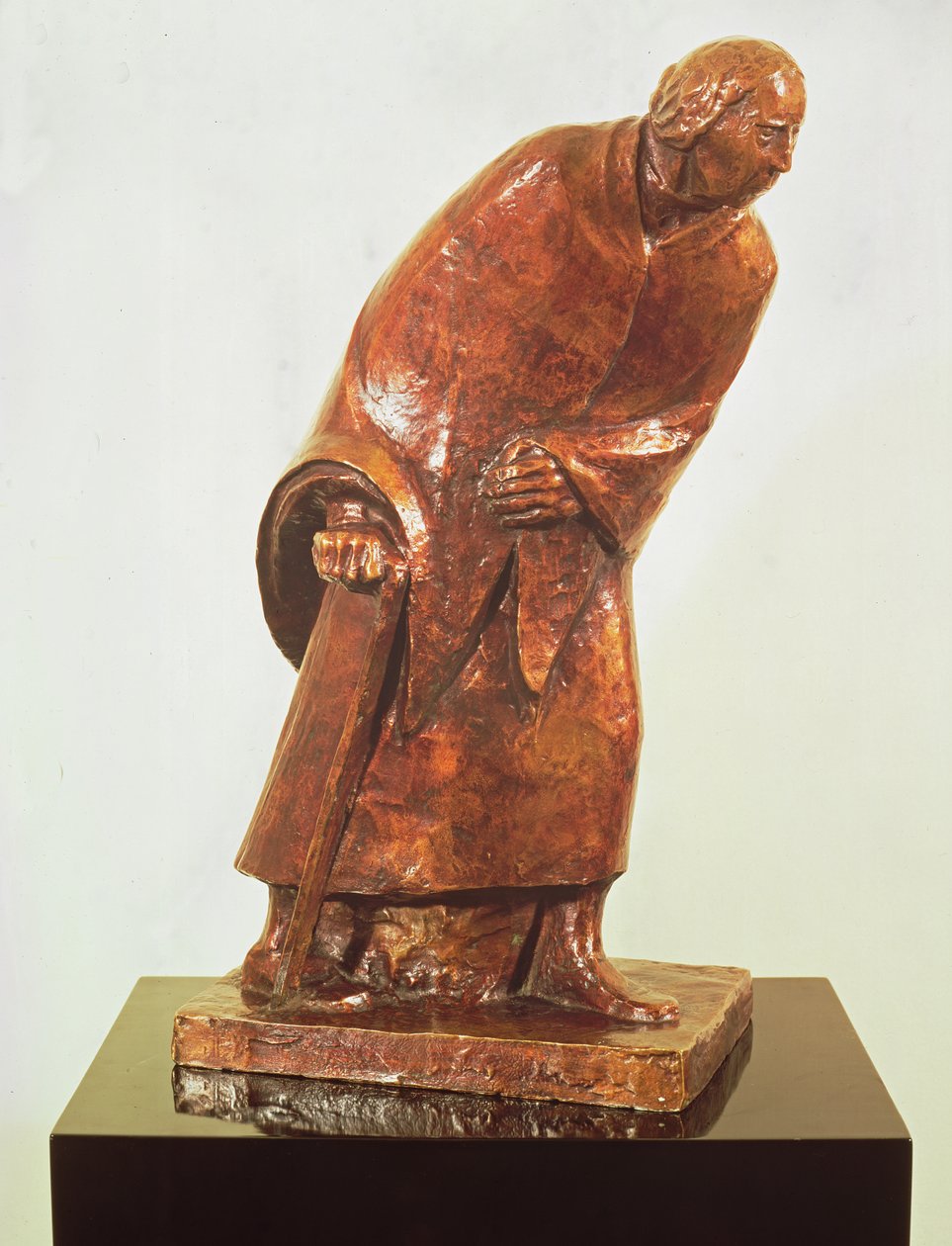 Oude vrouw met een wandelstok door Ernst Barlach