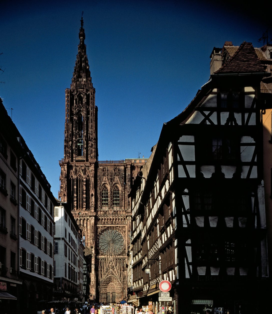 Gotische kunst: aanzicht van een van de portalen van de Kathedraal Notre Dame de Strasbourg, gebouwd in de 13e eeuw door Erwin von Steinbach door Erwin von Steinbach