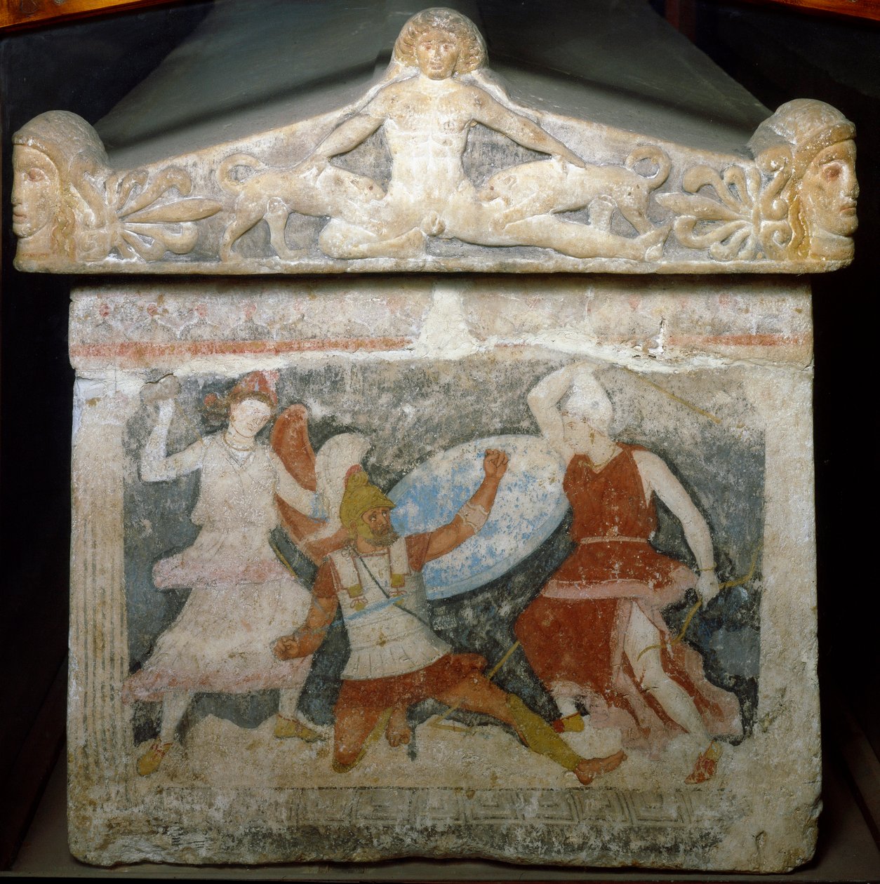 Een Griekse soldaat wordt aangevallen door twee Amazonen (detail van een Amazone-sarcofaag) door Etruscan