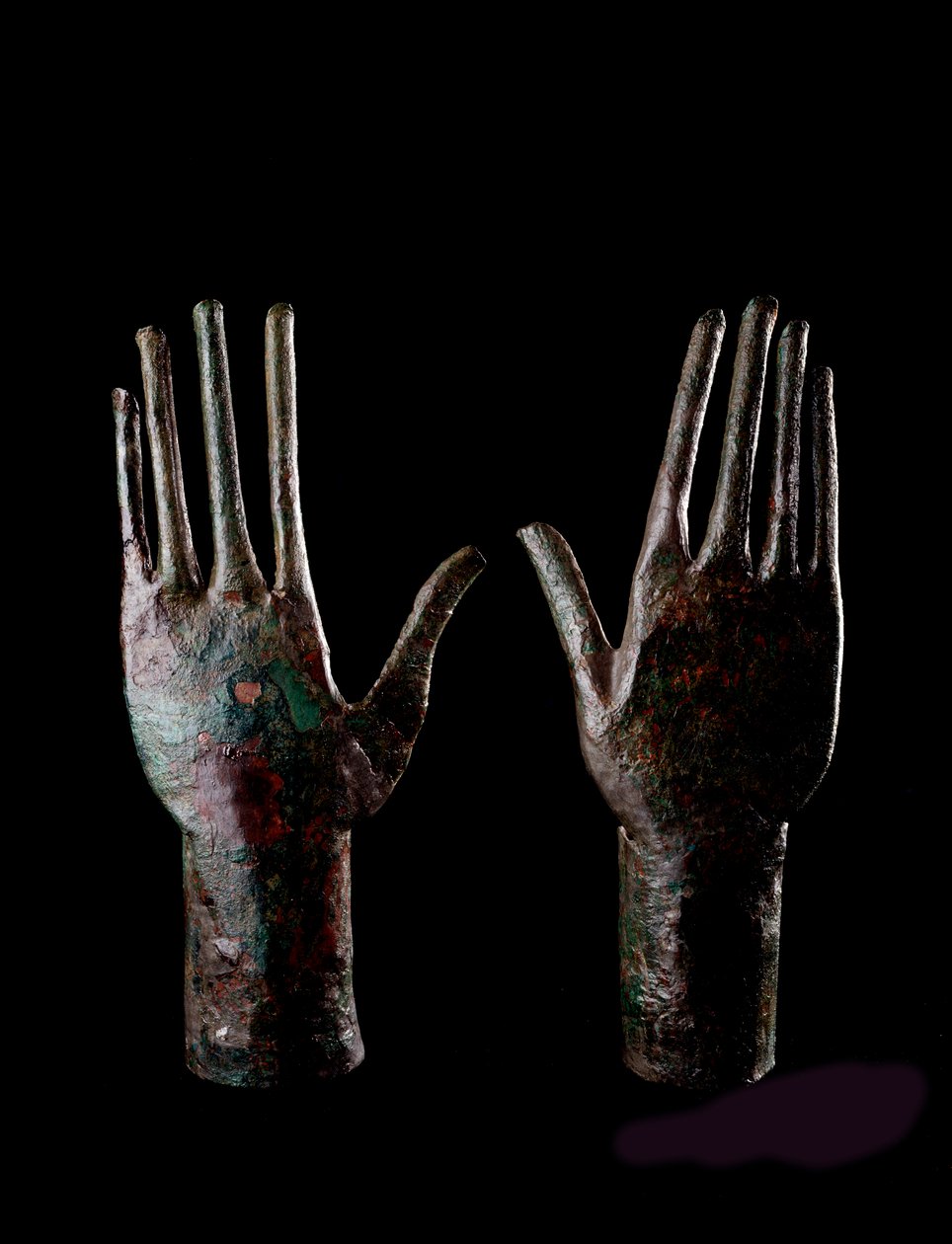 Etruskische kunst: twee handen - Bronzen beeldjes - 680-670 v.Chr. Dim H 23,5 cm Uit het graf van de Bronzen Kar, Vulci door Etruscan