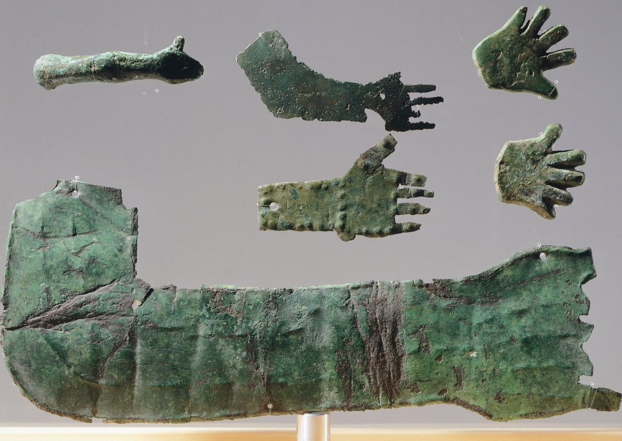 Ex-voto in bronzen plaat die de bovenste ledematen afbeeldt. Artefacten uit de objecten van het Heiligdom van Reithia Este (Venetië). Etruskische Beschaving, 5e-4e eeuw v.Chr. door Etruscan