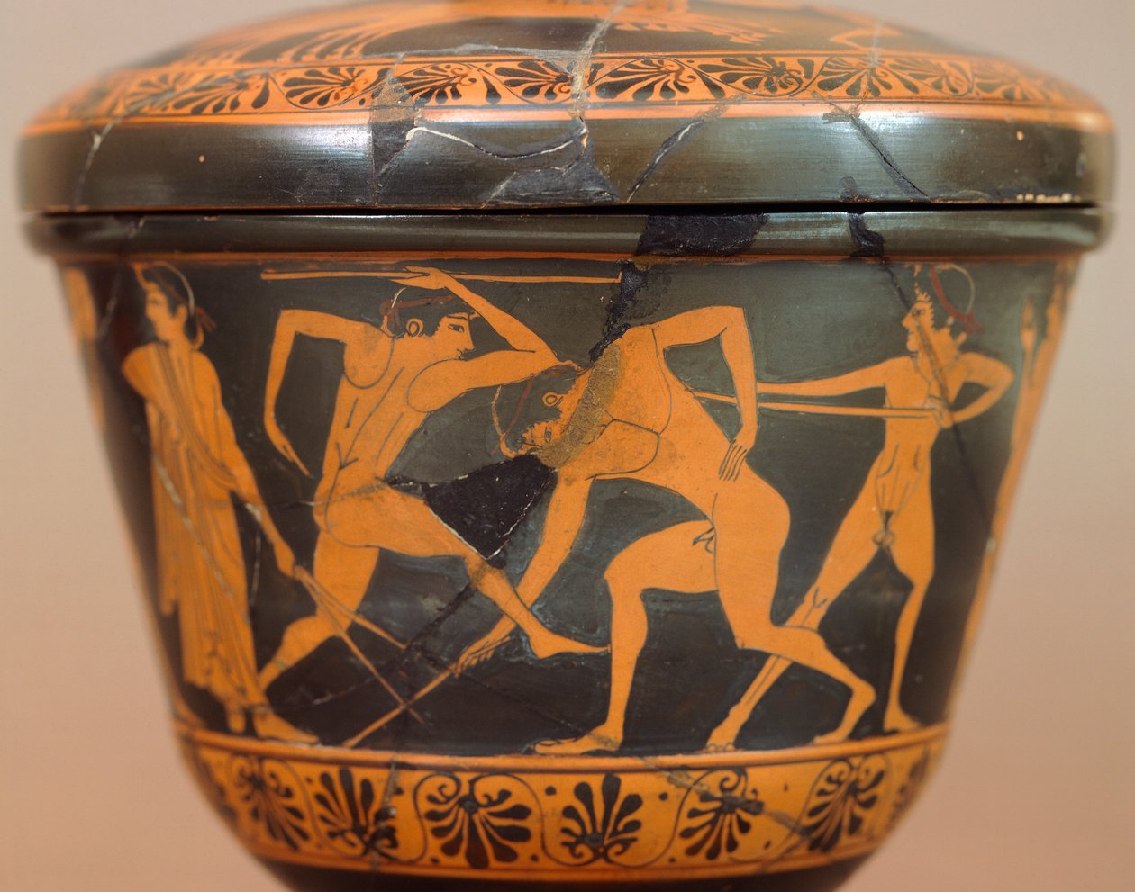 Pyxis met atleten in de sportschool. Roodfigurige keramiek, uit Cerveteri (Lazio). Etruskische beschaving, 4e eeuw v.Chr. door Etruscan