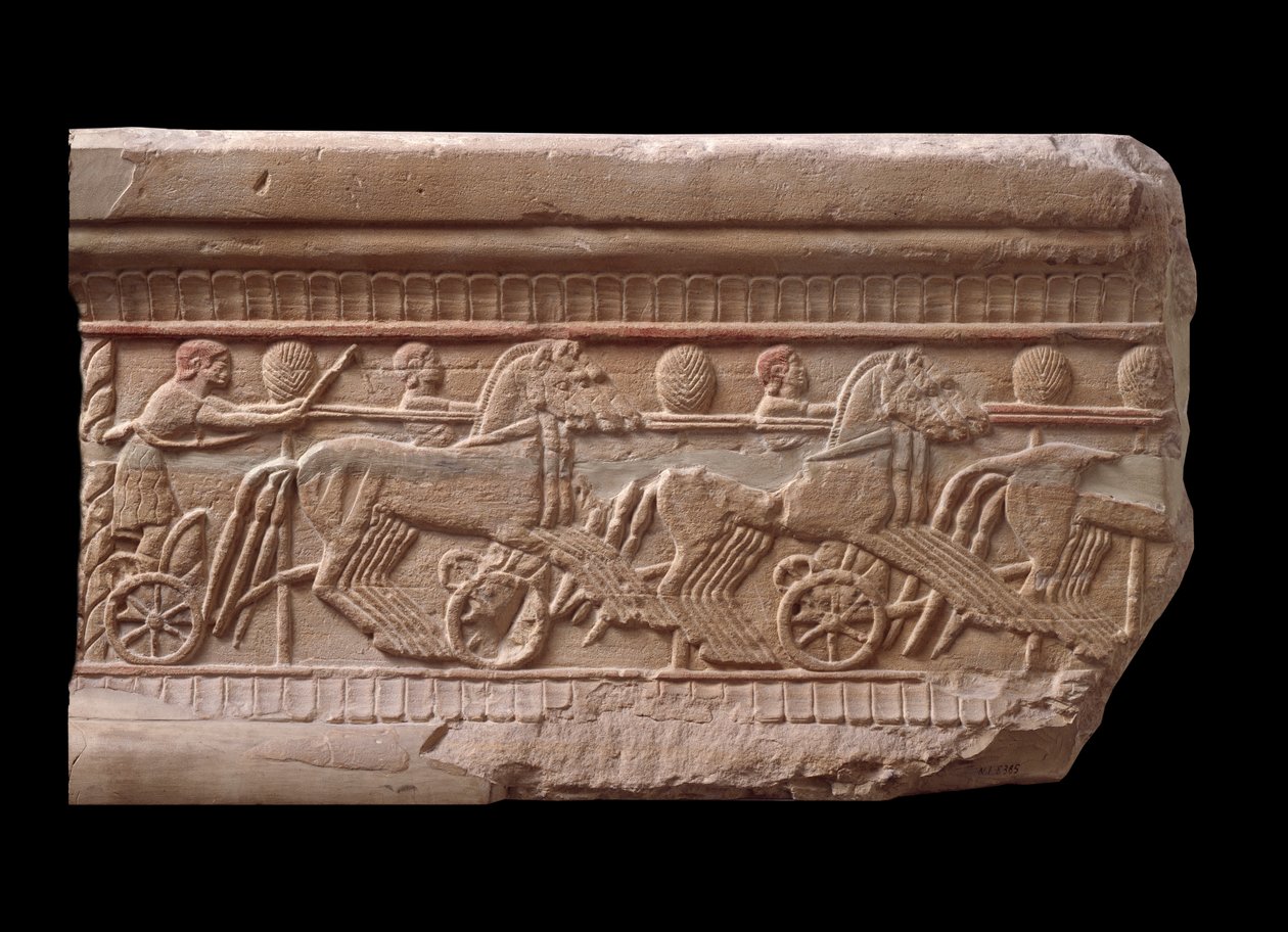 Reliëf met een wagenrace van een marmeren mijlpaal van Chiusi, Italië, 6e eeuw v.Chr. door Etruscan