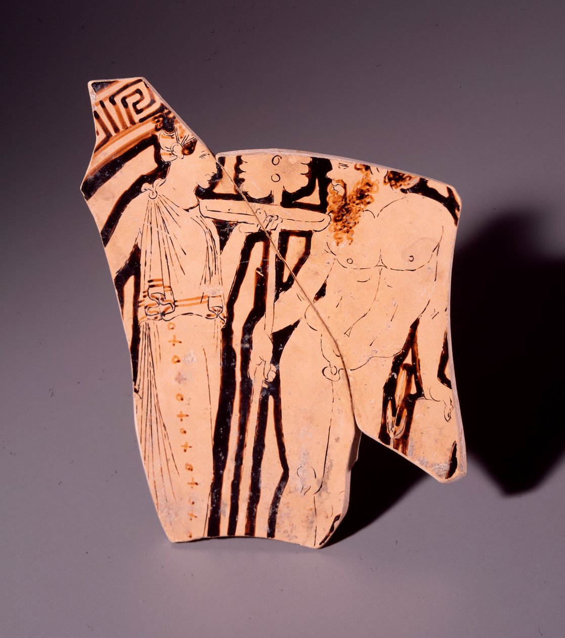 Terracotta fragment van kylix die een maenade en een sater voorstelt, 350 v.Chr. door Etruscan