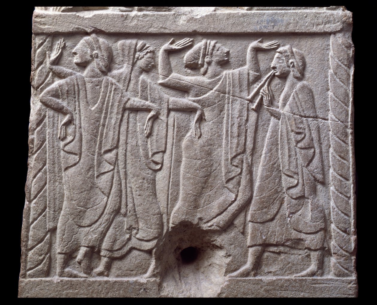Reliëf met dansers van een marmeren mijlpaal van Chiusi, Italië, 6e eeuw v.Chr. door Etruscan Etruscan