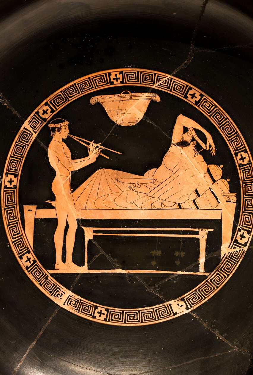 Beker: symposiast en jonge slaaf die de dubbele aulos speelt (Rood-figuur keramiek,) door Euaion painter